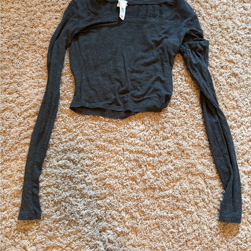 Women’s Long-Sleeve Cropped Tee in Charcoal Gray